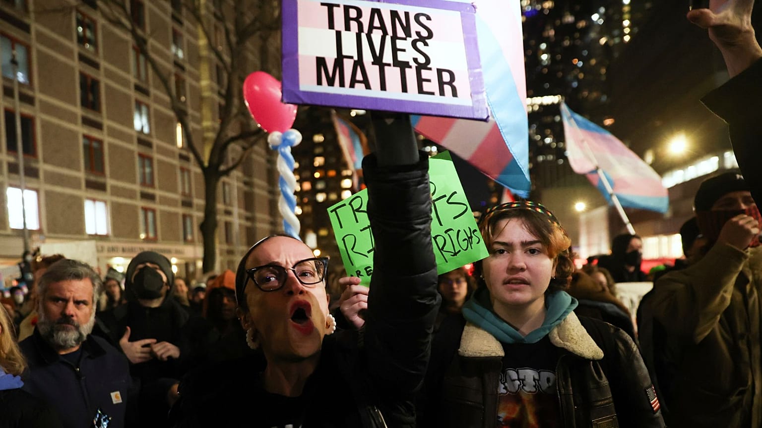 Protestujący maszerują podczas wiecu, domagając się, aby NYU Langone zobowiązał się do zapewnienia opieki potwierdzającej płeć młodzieży transpłciowej, poniedziałek, 3 lutego 2025 r.