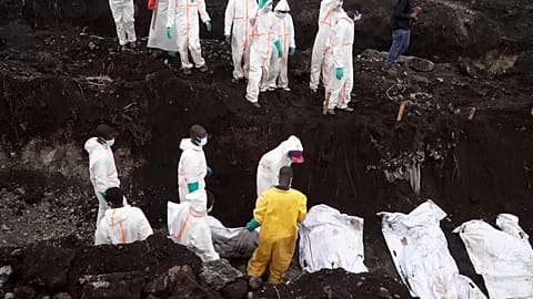 Les travailleurs de la Croix-Rouge enterrent dans des fosses communes les victimes des récents combats à Goma en RDC, le 04.02.2025