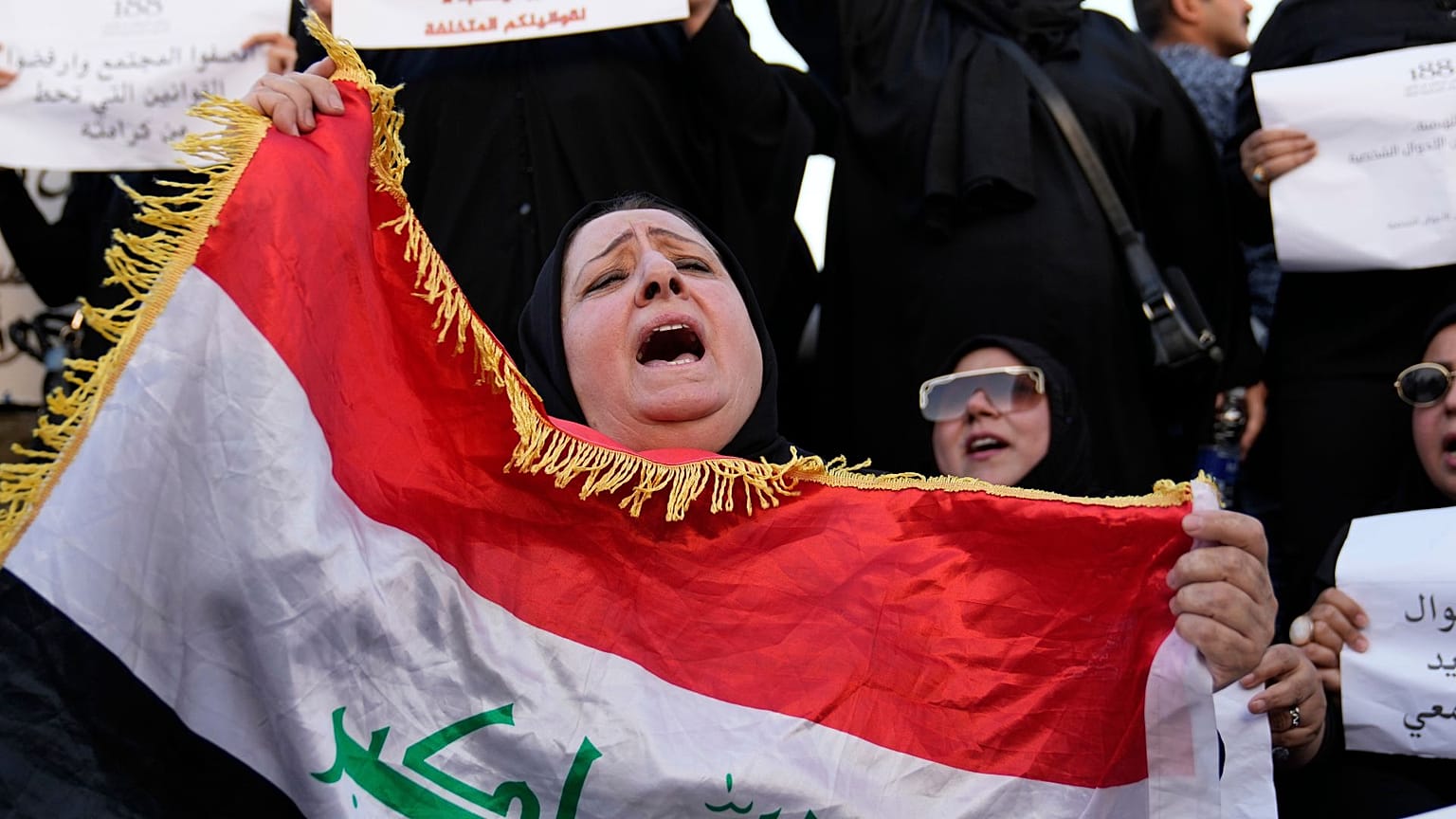 ملف - متظاهرون يتجمعون للتظاهر ضد قانون مقترح للسماح بزواج القاصرات في ساحة التحرير في بغداد، العراق، 8 أغسطس/آب 2024. 