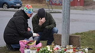 Az áldozatokra emlékeznek az örebröi lövöldözés helyszínén