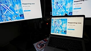Una vista di un lap top e di un monitor che mostrano la pagina di accesso a Twitter con il nuovo logo, a Belgrado, in Serbia, lunedì 24 luglio 2023.
