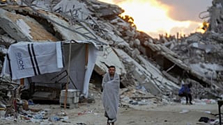 فلسطيني يمشي بين الركام في مخيم جباليا شمال غزة. تاريخ 5 شباط 2025