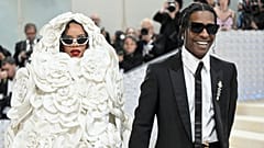 Rihanna, solda ve A$AP Rocky, Metropolitan Sanat Müzesi'nin 2023'teki Kostüm Enstitüsü yardım galasına katılıyor. 