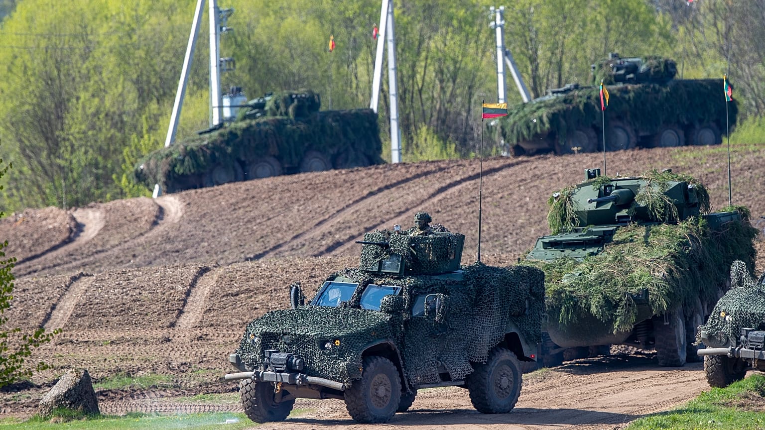 Soldati dell'esercito lituano partecipano a un'esercitazione militare lituano-polacca "Brave Griffin 24/II", nei pressi del Suwalki Gap, vicino al confine polacco, presso il villaggio di Dirmiskes.