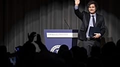 Президент Аргентины Хавьер Милей после получения премии Roepke за развитие гражданского общества от Либерального института в этом году в Конгресс-центре в Клотене,