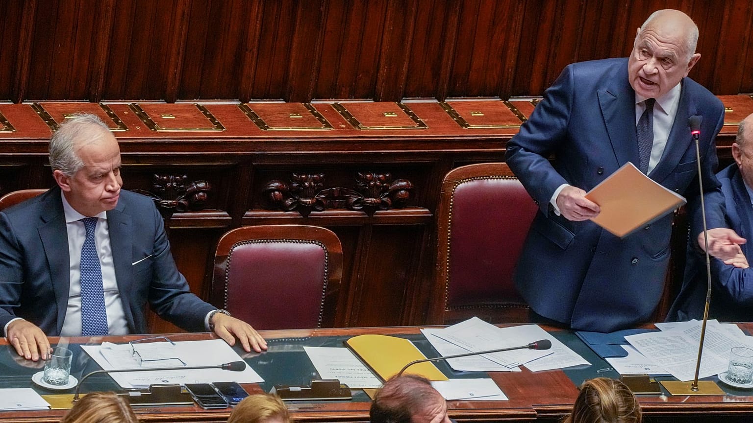 İtalya Adalet Bakanı Carlo Nordio, 5 Şubat 2025, Çarşamba günü, Libyalı bir savaş lordunun ülkesine geri gönderilmesi emrini aldıktan sonra Roma'daki alt mecliste konuşuyor.