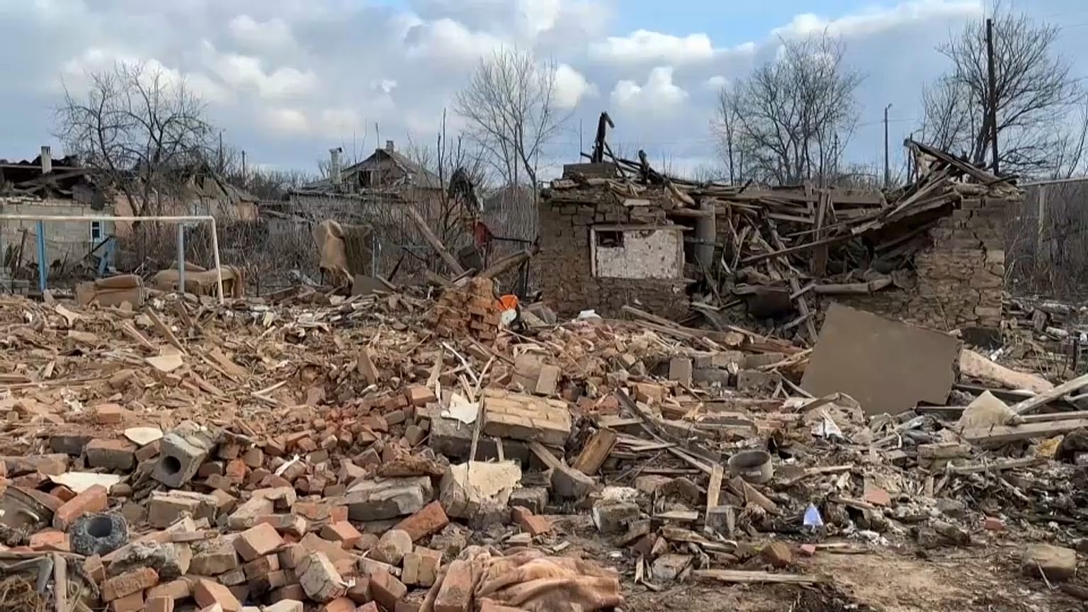 Une maison détruite dans la ville de Droujkivka, qui a été la cible de deux frappes aériennes russes le mardi 4 février 2025. 