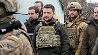 Le président ukrainien Volodymyr Zelenskyy examine le site d'une récente bataille à Bucha, près de Kiev, Ukraine, lundi 4 avril 2022.