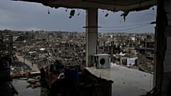 A destruição causada pela ofensiva aérea e terrestre israelita é vista a partir de um edifício destruído em Jabaliya, na Faixa de Gaza, quinta-feira, 6 de fevereiro de 2025.