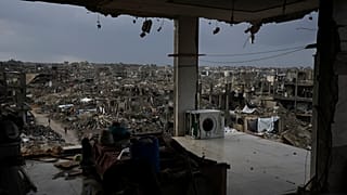 A destruição causada pela ofensiva aérea e terrestre israelita é vista a partir de um edifício destruído em Jabaliya, na Faixa de Gaza, quinta-feira, 6 de fevereiro de 2025.