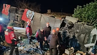 Bu fotoğrafta ilk yardım ekiplerinin yolcu otobüsünün çevresinde olduğu görülüyor, 5 Şubat 2025