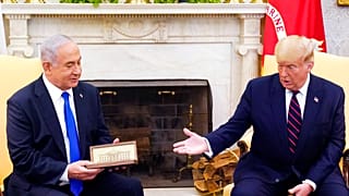 O presidente dos EUA, Donald Trump, oferece uma chave ao primeiro-ministro israelita, Benjamin Netanyahu, durante a reunião na Casa Branca, na terça-feira, 15 de setembro de 2020.