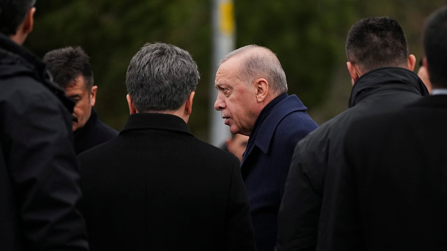 Cumhurbaşkanı Recep Tayyip Erdoğan, Bolu'daki otel yangınında hayatını kaybeden Gültekin ailesinin yakınlarına taziye ziyareti düzenlerken çekilmiş bir fotoğraf, 22 Ocak 2025