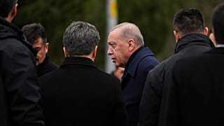 Cumhurbaşkanı Recep Tayyip Erdoğan, Bolu'daki otel yangınında hayatını kaybeden Gültekin ailesinin yakınlarına taziye ziyareti düzenlerken çekilmiş bir fotoğraf, 22 Ocak 2025