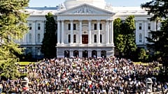 Várias centenas de manifestantes fazem uma manifestação contra o presidente Donald Trump em frente ao Capitólio do Estado da Califórnia na quarta-feira, 5 de fevereiro de 2025, em Sacramento, Califórnia.