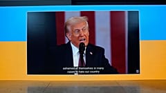 O discurso de tomada de posse de Donald Trump é mostrado em ecrãs na Casa da Ucrânia, junto ao Fórum Económico Mundial em Davos, Suíça, segunda-feira, 20 de janeiro de 2025.