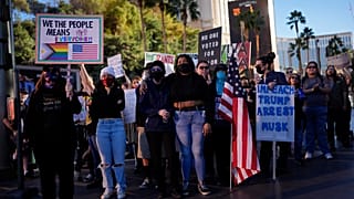 Uczestnicy protestu przeciwko administracji Trumpa gromadzą się niedaleko Trump International Hotel na Las Vegas Strip.
