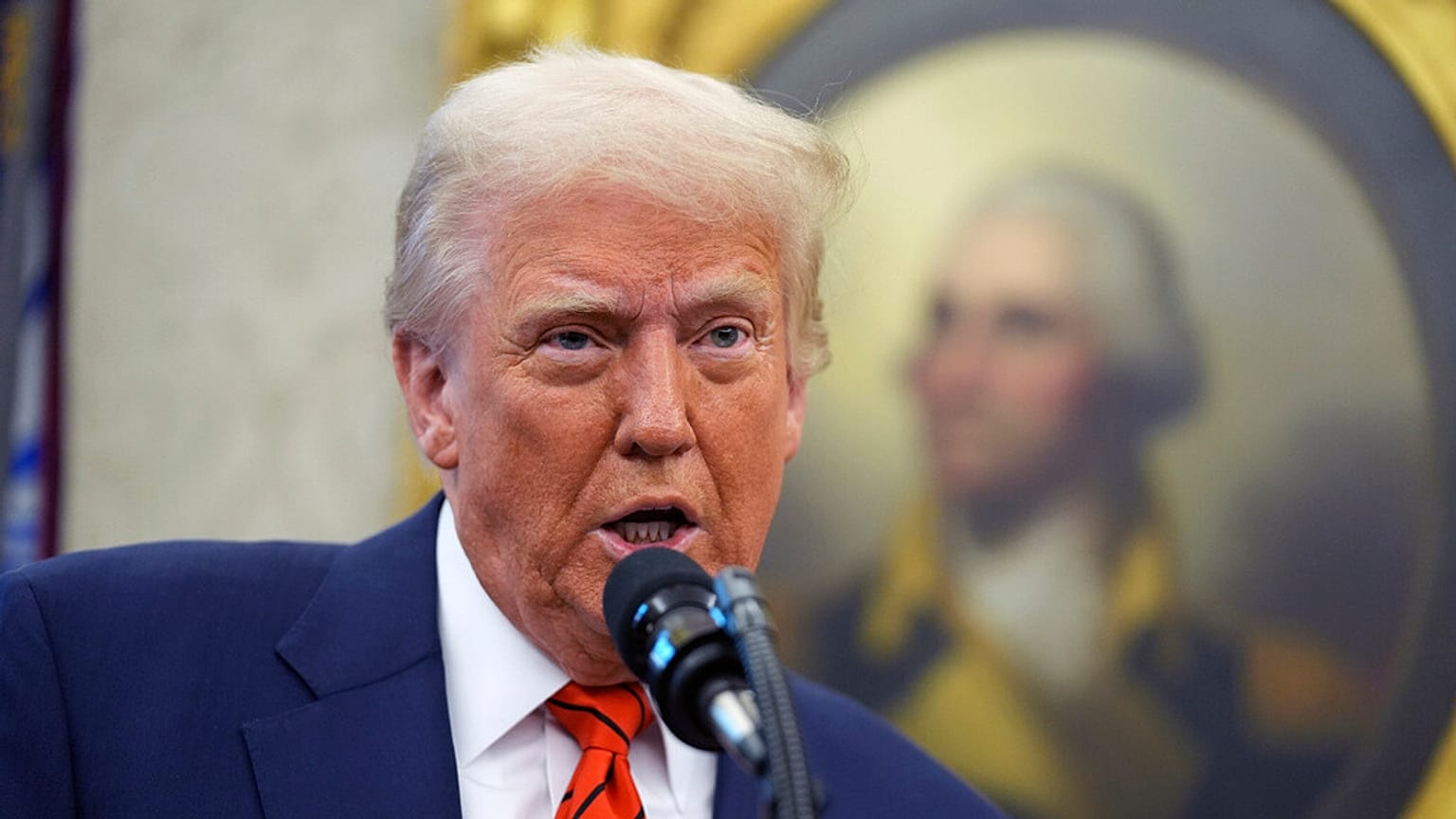Başkan Donald Trump, Pam Bondi'nin Beyaz Saray Oval Ofis'te Yüksek Mahkeme Yargıcı Clarence Thomas tarafından Başsavcı olarak yemin ettirilmesinden önce bir konuşma yaptı.
