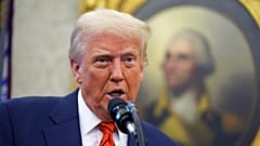 O Presidente Donald Trump discursa antes da tomada de posse de Pam Bondi como Procuradora-Geral pelo juiz do Supremo Tribunal, Clarence Thomas, na Sala Oval da Casa Branca.