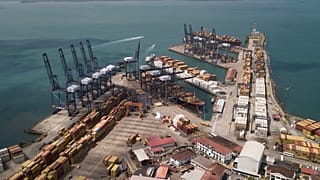 حاويات البضائع مكدسة والرافعات تقوم بتحميل وتفريغ الحاويات من سفن الشحن في ميناء كريستوبال، الذي تديره شركة موانئ بنما، في كولون، الثلاثاء، بنما، 4 فبراير/شباط 2025.