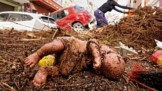Uma boneca é fotografada depois de ter sido arrastada pelas cheias em Valência, Espanha, quarta-feira, 30 de outubro de 2024.