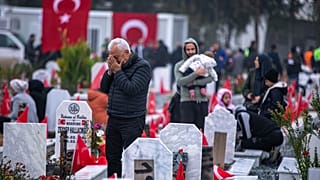 في يوم الثلاثاء 6 فبراير 2024، توجه الزوار إلى المقبرة في أنطاكيا، جنوب تركيا، حيث يرقد العديد من ضحايا الزلزال المدمر الذي ضرب المنطقة في فبراير 2023، في مشهد مفعم بالحزن 