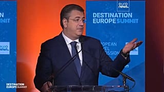 Apostolos Tzitzikostas, Comisario Europeo de Transporte y Turismo Sostenibles, en la Cumbre Destino Europa 2025.