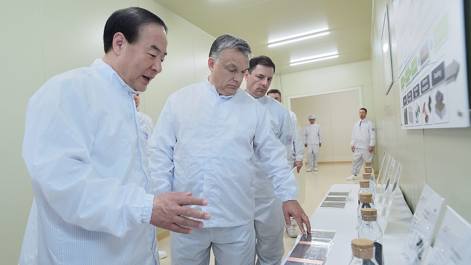Orbán Viktor miniszterelnök a Samsung SDI elnökével, Dzsun Jung-hunnal a gödi gyárban 2017-ben
