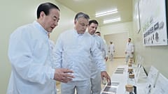 Orbán Viktor miniszterelnök a Samsung SDI elnökével, Dzsun Jung-hunnal a gödi gyárban 2017-ben
