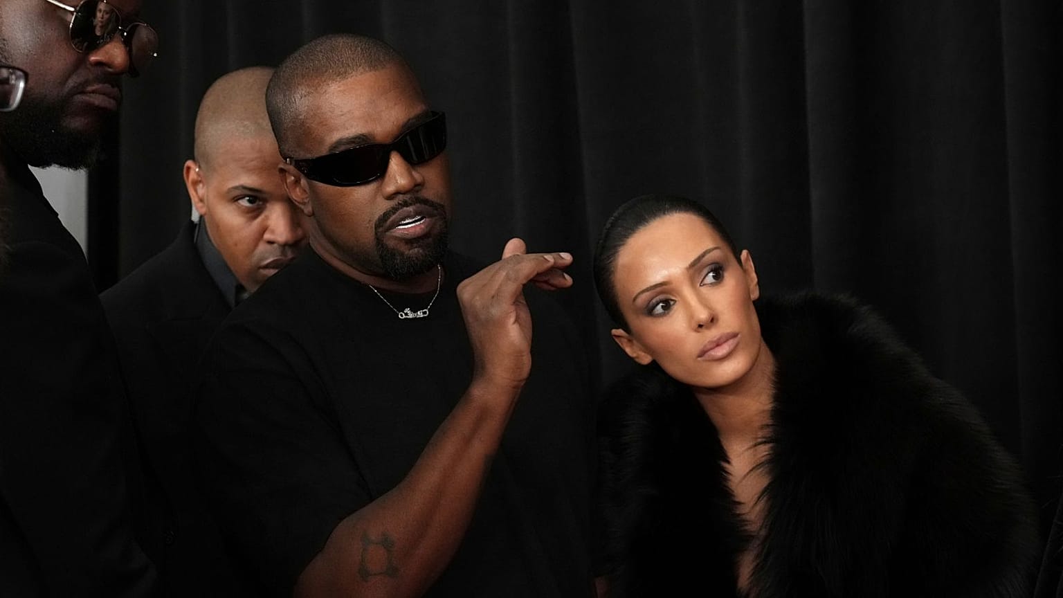Ο Kanye 'Ye' West αποκαλύπτει ότι διαγνώστηκε λανθασμένα με διπολική διαταραχή - φωτ: Ye με την Bianca Censori στα Grammy 2025