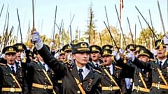 Kara Harp Okulu birincisi Ebru Eroğlu (ortada) yemin esnasında silah arkadaşlarıyla görüntülendi.