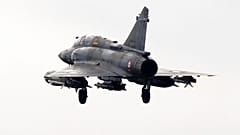 Um Mirage 2000 da Força Aérea Francesa prepara-se para aterrar na base aérea 126 de Solenzara, na Córsega, na sexta-feira, 25 de março de 2011. 