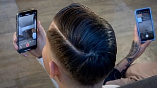 Un homme filme avec son téléphone portable alors qu'il assiste à une campagne électorale de l'AfD à Neu Isenburg, près de Francfort, le 1er février 2025.