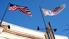 As bandeiras dos EUA e da USAID hasteadas em Washington, DC.