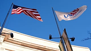 As bandeiras dos EUA e da USAID hasteadas em Washington, DC.