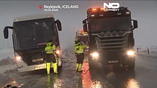 Des toits de maisons ont été arrachés, des arbres abattus, et la rafale la plus forte a été mesurée à 58 mètres par seconde dans le nord de Snaefellsnes.