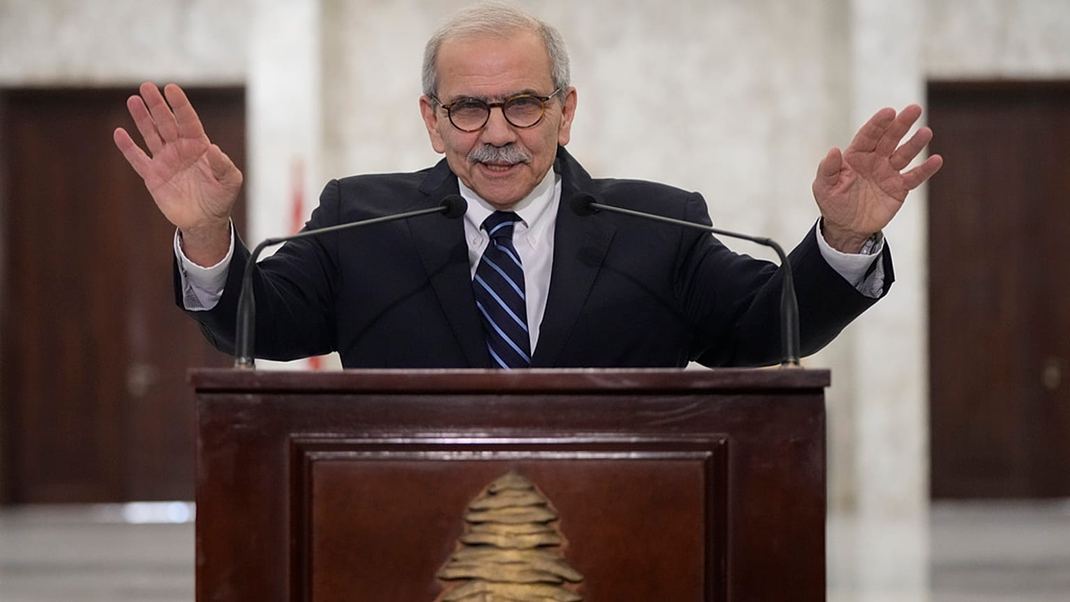 رئيس الوزراء اللبناني المكلّف نواف سلام يتحدث إلى الصحفيين بعد اجتماعه مع الرئيس اللبناني جوزيف عون في القصر الرئاسي في بعبدا، شرق بيروت، لبنان، الثلاثاء، 14 يناير