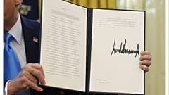 O Presidente Trump apresenta uma ordem executiva relativa à retirada do CDHNU na Sala Oval, a 4 de fevereiro.
