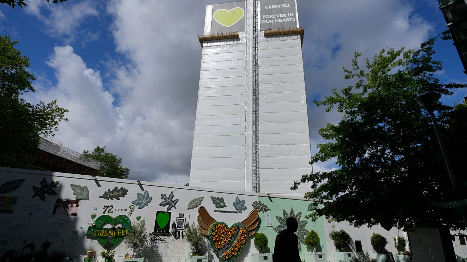 Yangının yedinci yıldönümünde Grenfell Kulesi ve anıt duvarı, Kuzey Kensington, Londra, 14 Haziran, 2024.