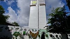 Ο πύργος Grenfell και ο τοίχος μνήμης στην έβδομη επέτειο της πυρκαγιάς, στο Βόρειο Κένσινγκτον του Λονδίνου, 14 Ιουνίου 2024.