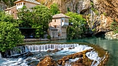 Die Quelle des Flusses Buna und das Haus der Derwische von Blagaj in Bosnien