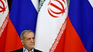 الرئيس الإيراني مسعود بزشكيان يحضر حفل توقيع مع الرئيس الروسي فلاديمير بوتين في الكرملين بموسكو في روسيا 17 كانون الثاني يناير 2025