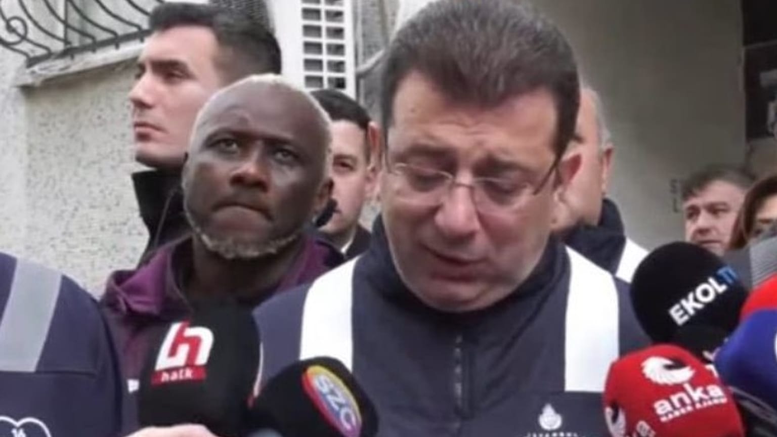 Ibrahim Yattara (Arkada), İBB Başkanı Ekrem İmamoğlu'nun açıklamasını takip ederken, 6 Şubat 2025