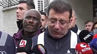 Ibrahim Yattara (Arkada), İBB Başkanı Ekrem İmamoğlu'nun açıklamasını takip ederken, 6 Şubat 2025