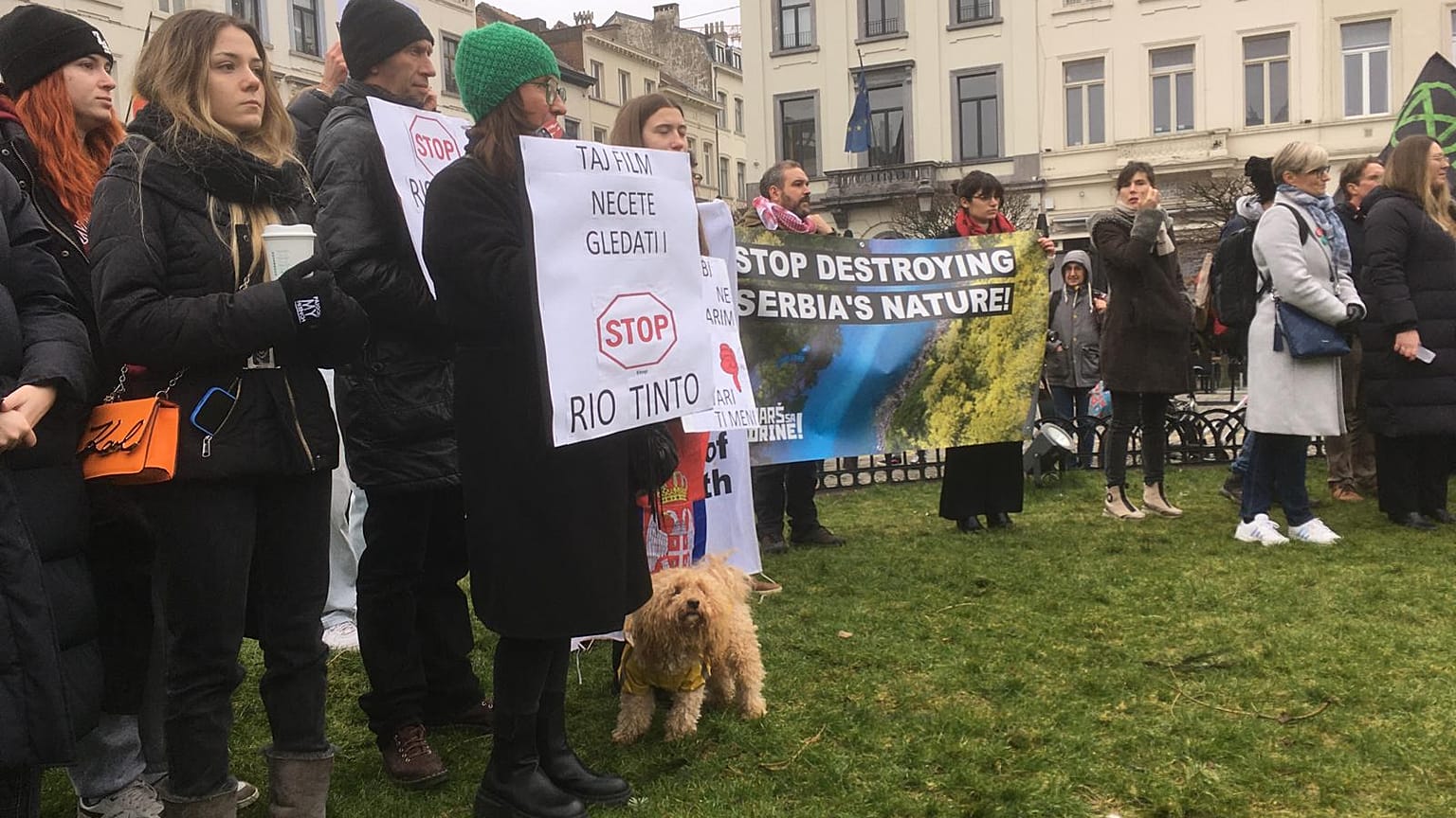Protesto junto ao Parlamento Europeu contra um projeto controverso de extração de lítio na Sérvia, 5 de fevereiro de 2025