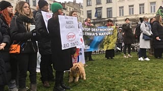 Protesta cerca del Parlamento Europeo contra un controvertido proyecto de extracción de litio en Serbia, 5 de febrero de 2025.