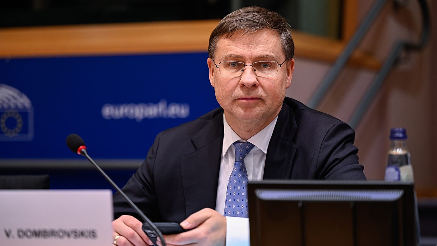 El Comisario de Economía, Valdis Dombrovskis, se dirige a los eurodiputados en el Parlamento Europeo el 28 de enero de 2025.
