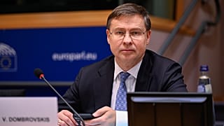El Comisario de Economía, Valdis Dombrovskis, se dirige a los eurodiputados en el Parlamento Europeo el 28 de enero de 2025.