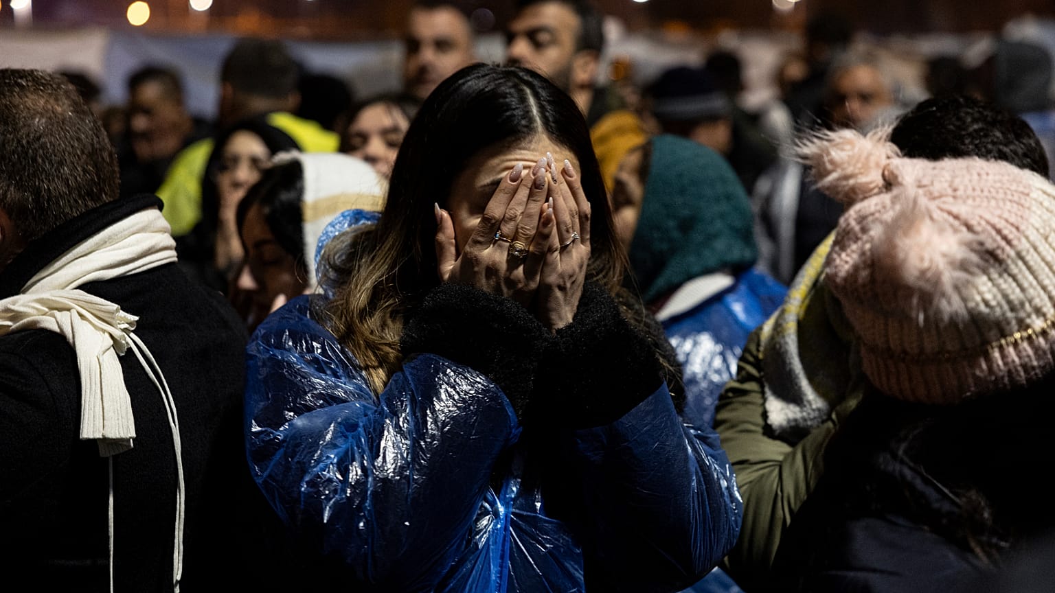 Ο κόσμος συγκεντρώνεται με αφορμή την επέτειο των δύο ετών από τον καταστροφικό σεισμό της χώρας