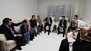 Cumhurbaşkanı Recep Tayyip Erdoğan, damadı Selçuk Bayraktar, Bakan Murat Kurum'la beraber Adıyaman'da Baykar Konutları'nda ikamet eden Karakuş ailesinin evinde, 6 Şubat 2025 